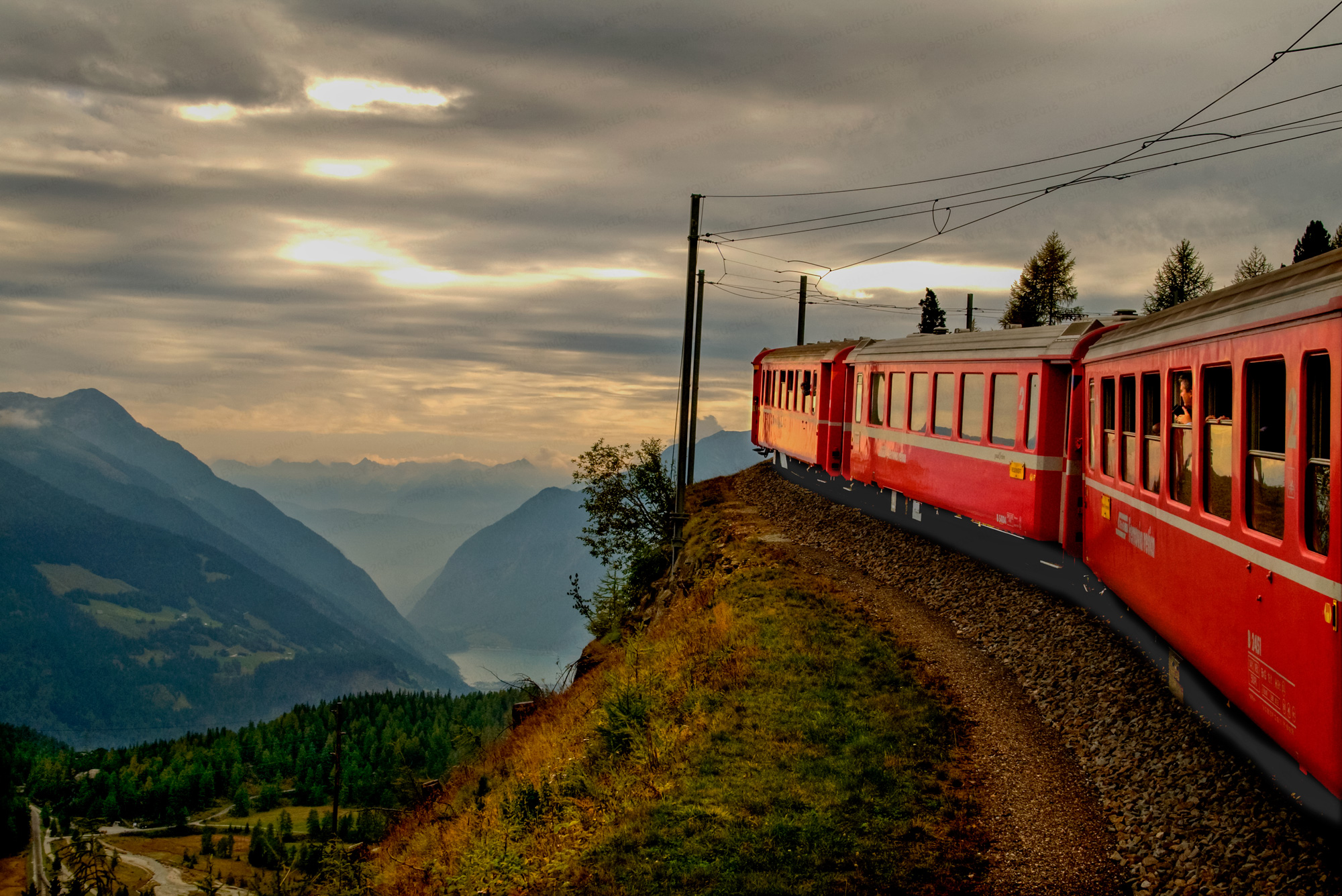 Поезд едет туда. Железная дорога в Швейцарии. Железная дорога в Швейцарии в горах. Ретийская железная дорога летом. Железная дорога Бернское Высокогорье, Швейцария.